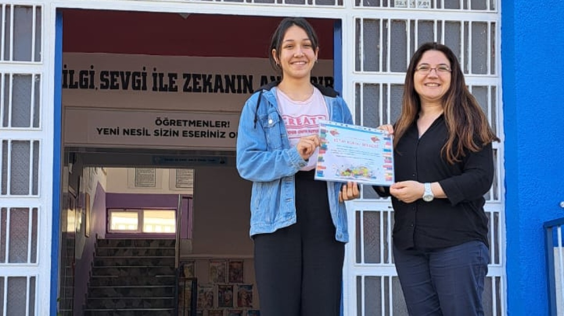 ''Kitap Kurdu'' Nisan Ayında En Çok Kitap Okuyan Öğrencilerimiz Ödüllerini Aldı
